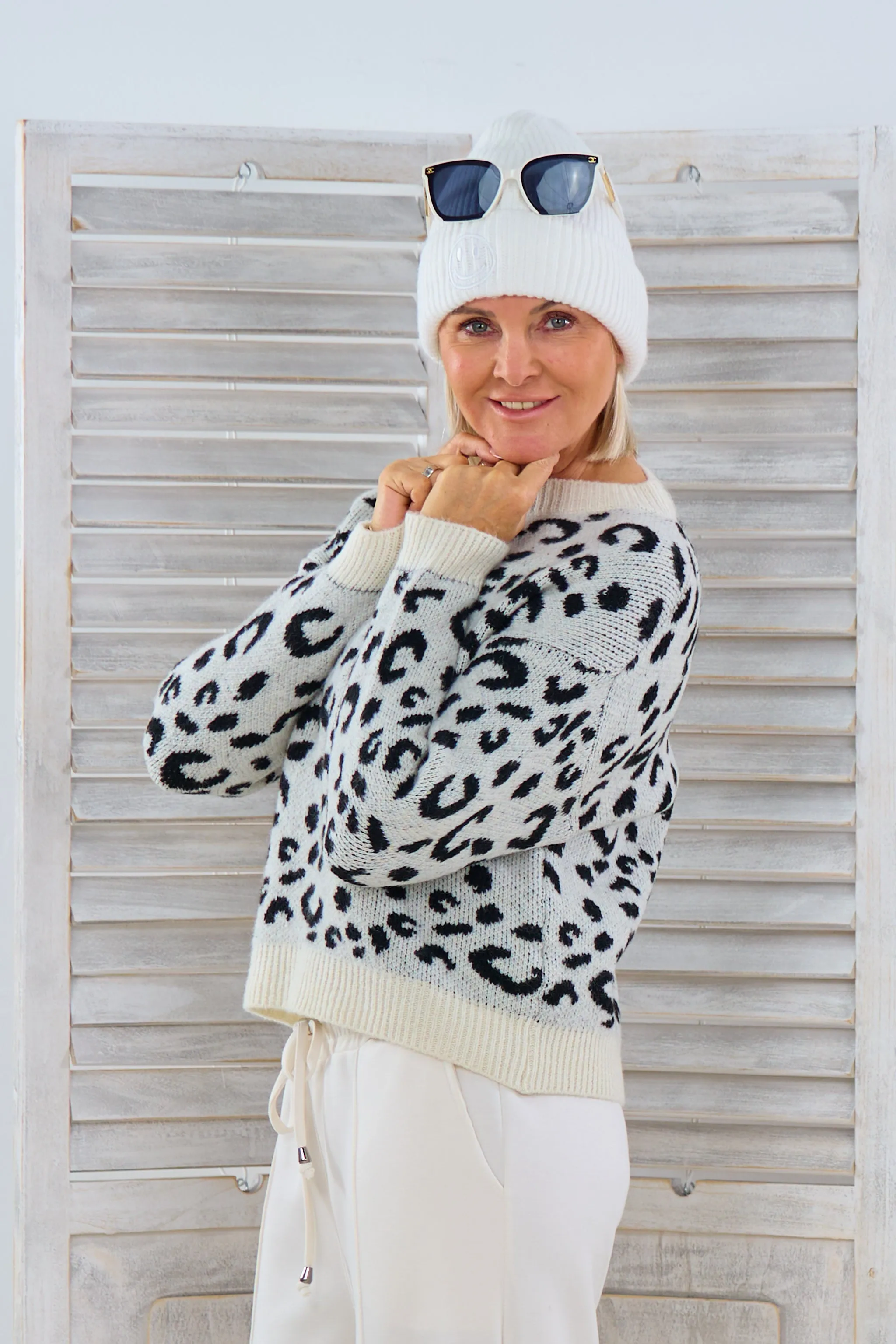 Strickpulli im Leo Design, creme-schwarz